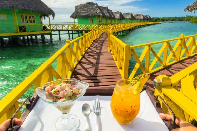 Ceviche and fresh juice served on the walkway between the palafitos
