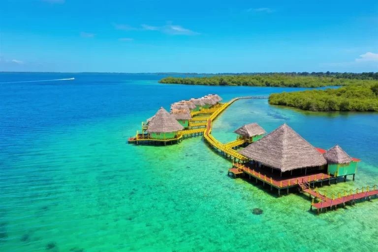 Vista aérea de un palafito y su terraza privada sobre agua cristalina del Caribe